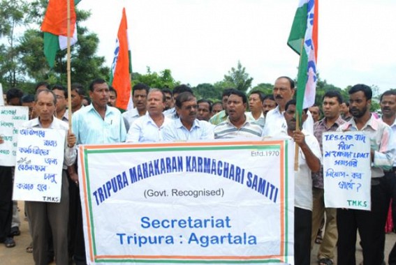 Secretariat Emp Association protests against corruption